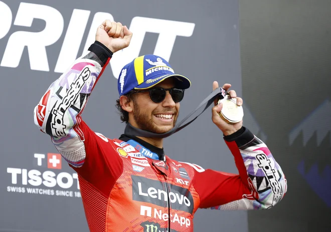 Enea Bastianini je po zmagi v sprinterski dirki zasijal tudi na glavni dirki v Silverstonu. FOTO: John Sibley/Reuters