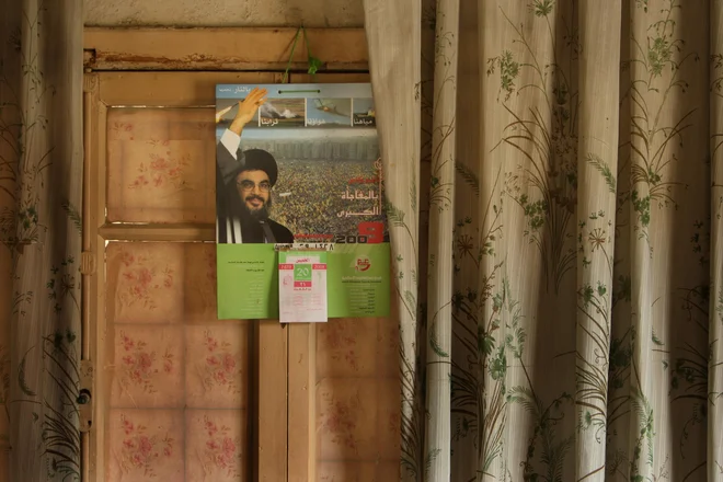 Stenski koledar z Üeikom Nasralo, voditeljem Hezbolaha. FOTO: Jure Eržen/Delo