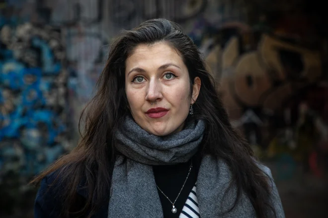 »V prvencu je bila zelo opazna aktivistična nota, ki je prisotna tudi tu – samo manj direktno,« o svoji pesniški zbirki Sršena pičim nazaj pravi Veronika Razpotnik. FOTO: Voranc Vogel