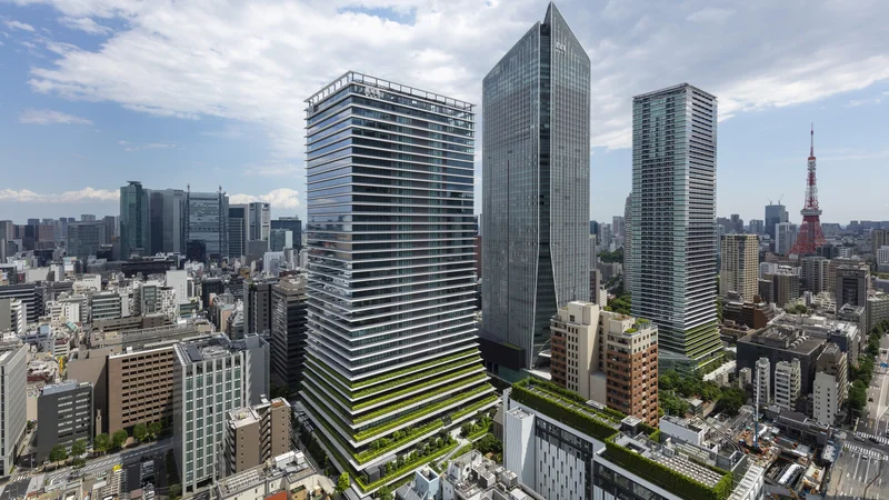 Nemški arhitekturni studio Ingenhoven Architects je v Tokiu zasnoval dve stolpnici, ki sta v nižjih nadstropjih prekriti z rastlinami. FOTO: Ingenhoven Associates/Hgesch