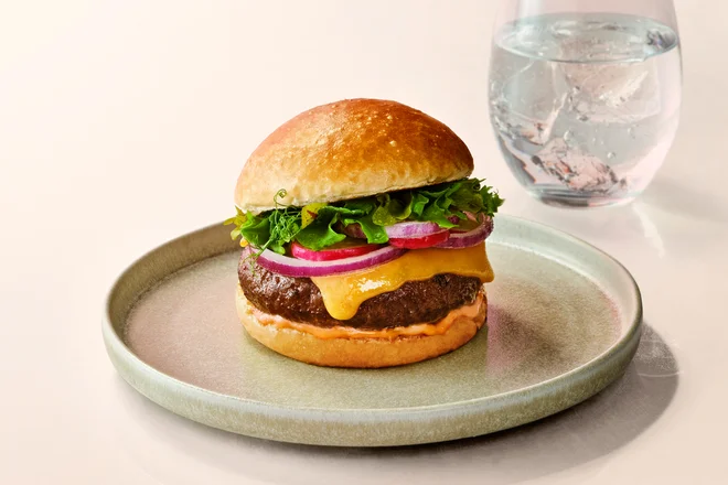 Najprej bo laboratorijsko vzgojeni goveji burger na voljo v restavracijah, ko bodo znižali proizvodne stroške, bodo začeli sklepati pogodbe s trgovskimi verigami, načrtujejo v podjetju Mosa Meat. FOTO: Arhiv Mosa Meat