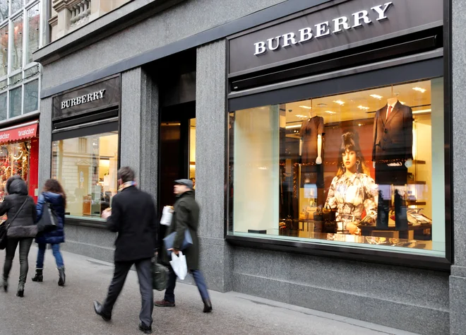 Burberry še išče uspešno poslovno pot skozi spreminjajoči se odnos potrošnikov do prestižnih blagovnih znamk. FOTO: Arnd Wiegmann/Reuters