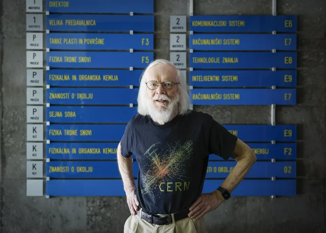 Dr. John Ellis raziskuje osnove delce v povezavi z astrofiziko in kozmologijo. FOTO: Jože Suhadolnik