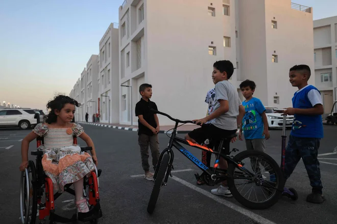 V izraelskih napadih na Gazo je bilo v zadnjih 24 urah ubitih najmanj 40 ljudi, še 71 je bilo ranjenih, je danes sporočilo tamkajšnje ministrstvo za zdravje. FOTO: Mahmud Hams/AFP