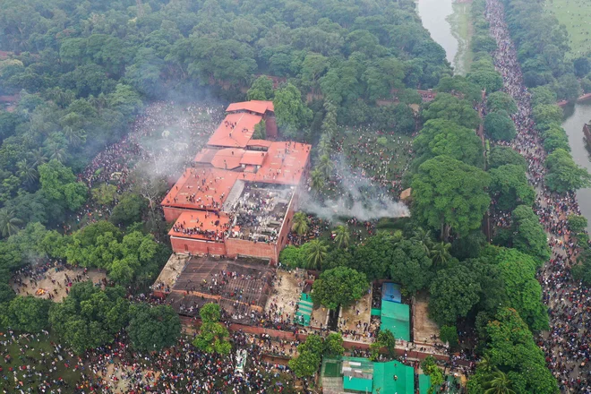Simbolična zmaga protestnikov v Bangladešu je bila, ko so množice zasedle rezidenco pobegle premierke Šejk Hasine in jo seveda temeljito oplenile. FOTO: Parvez Ahmad Roni/AFP