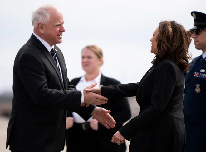 Tim Walz in Kamala Harris med srečanjem v Minneapolisu marca letos FOTO: Stephen Maturen/Afp