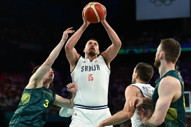 Nikola Jokić (z žogo) je prispeval levji delež k zmagi Srbije nad Avstralijo. FOTO: Aris Messinis/AFP