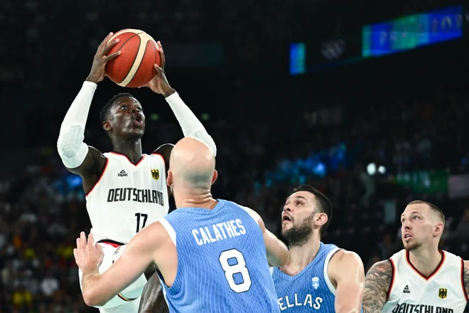 Nemci (na fotografiji levo Dennis Schröder) so premagali Grke. FOTO: Aris Messinis/AFP