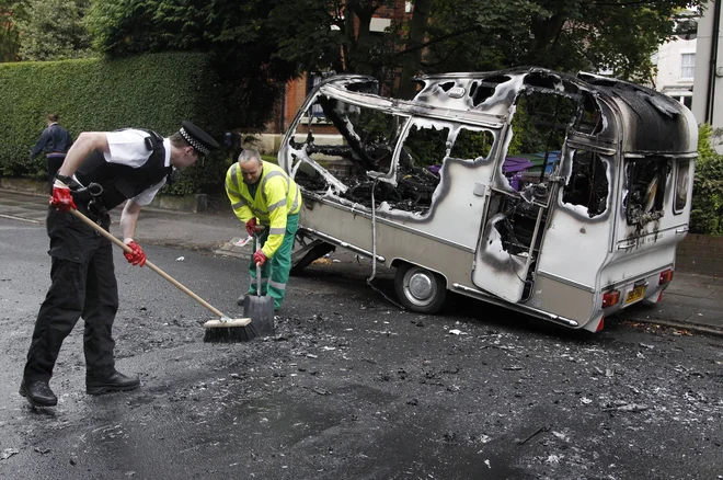 V zadnjih dneh so britanski policisti v izgredih aretirali več kot 400 ljudi. FOTO: Phil Noble Reuters/Pictures