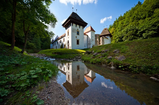Sproščeno bivanje v slovenskih zdraviliščih povsod nadgrajuje tudi čudovita narava in kulturna dediščina bližnjih krajev. Na fotografiji: Žička kartuzija v bližini Term Zreče. FOTO: Jošt Gantar