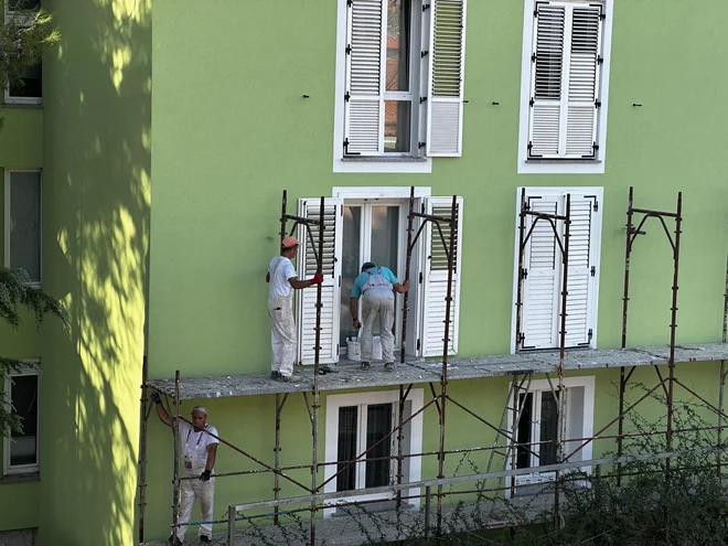 Koprski Mihevčevi bloki niso kulturnovarstveno zaščiteni, zato je izbira barve prepuščena lastnikom. FOTO: Nataša Čepar