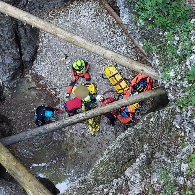 Nad reševalci so grozili sušci. FOTO: GRS Bohinj