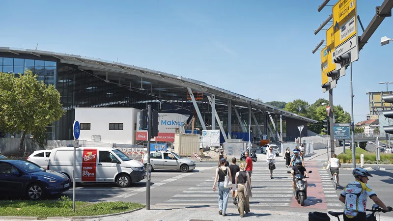 Gradnja športnega centra Ilirija se bo predvidoma končala šele konec novembra. FOTO: Leon Vidic/Delo