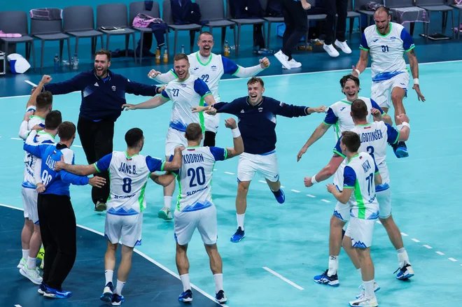 Slovenci so rajali po veliki zmagi. FOTO: Francois Lo Presti/AFP