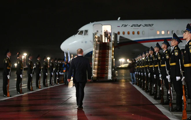 Ruske državljane je na letališču Vnukovo pričakal ruski predsednik Vladimir Putin. FOTO: Kirill Zykov/AFP