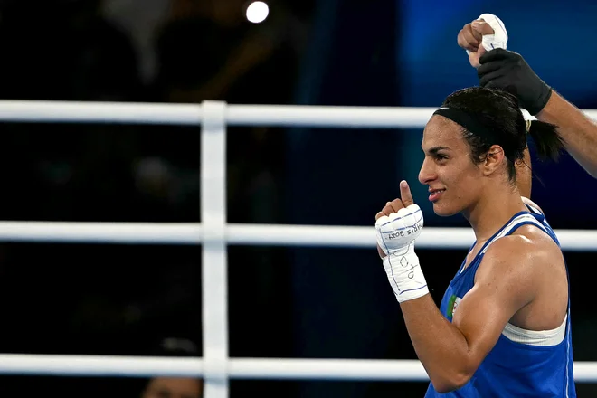 Snemimo boksarske rokavice, stopimo iz ringa, odmaknimo se od olimpijskih iger – in že smo v vsakdanjem življenju, soočene z vprašanji, zakaj moramo imeti ženske tukaj, v tem moškem svetu, stisnjene pesti in biti pripravljene udarjati po mlinih na veter. FOTO: Mauro Pimentel/AFP