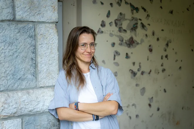 Banana je postala utelešenje slovenskega potrošniškega hrepenenja, meni esejistka in novinarka, ki je bila leta 2019 za knjižni prvenec Knjiga, ki smo jo vendar vsi prebrali nominirana za Rožančevo nagrado. FOTO: Voranc Vogel/Delo