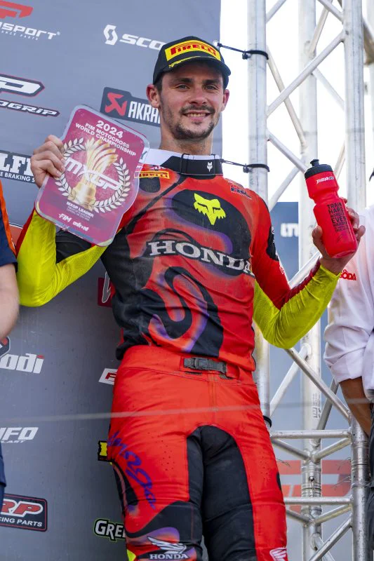 Tiga243 trdno drži rdečo tablico. FOTO: Honda Racing