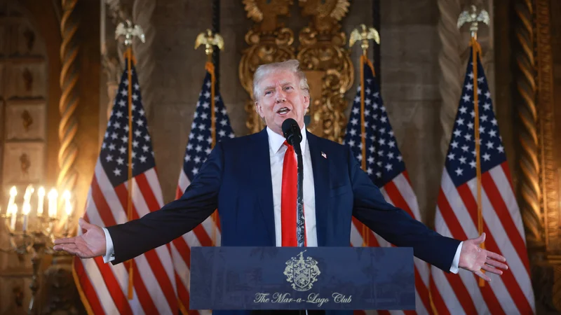 Donald Trump je med novinarsko konferenco v Mar-a-Lagu svojo tekmico izzval na tri septembrska soočenja. Foto Joe Raedle/AFP