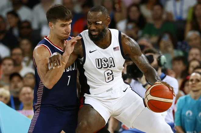 Lebron James je proti Srbom (na fotografiji Bogdan Bogdanović) igral tudi na moč. FOTO: Evelyn Hockstein/Reuters