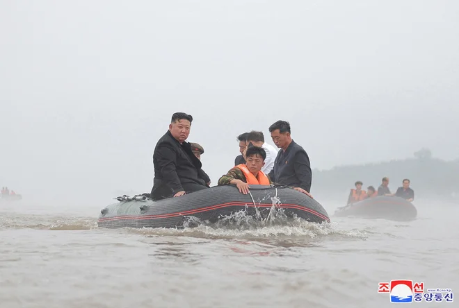 Satelit je prejšnji mesec spremljal luksuzno jahto severnokorejskega voditelja Kim Džong Una. Posnetki kažejo, da je 80 metrov dolga ladja z olimpijskim bazenom in velikanskim toboganom od vzhodne obale polotoka izplula na morje. FOTO: Kcna via Reuters