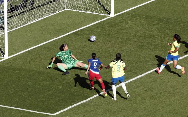 Mallory Swanson je takole dosegla zmagoviti gol za reprezentanco ZDA. FOTO: Benoit Tessier/Reuters