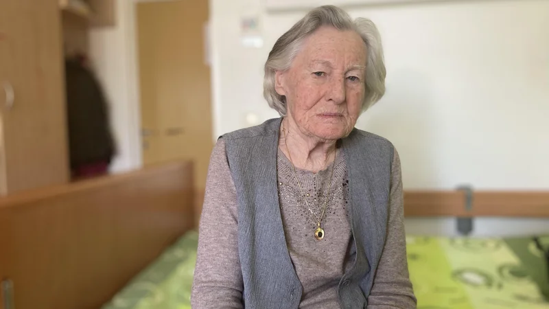 »Vse življenje treniram možgane. Tudi sedaj rešujem križanke, berem, se na pamet učim pesmice, ker s tem ohranjam možgane,« pravi Olga Mohar. Foto Simona Fajfar
