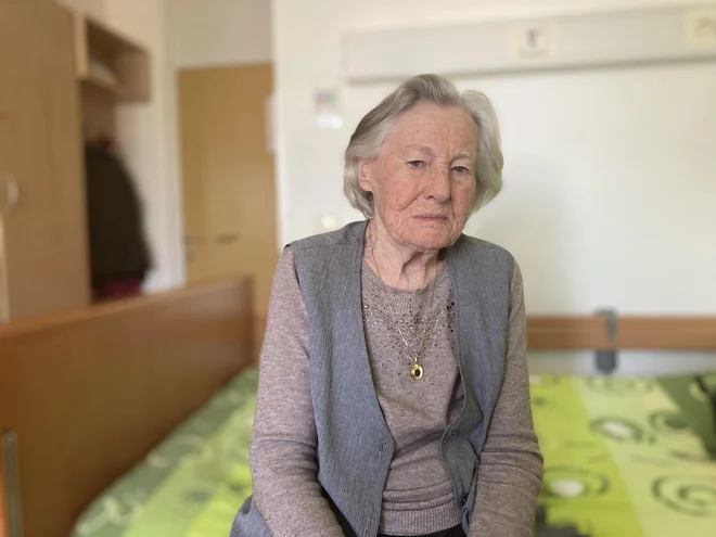 »Vse življenje treniram možgane. Tudi sedaj rešujem križanke, berem, se na pamet učim pesmice, ker s tem ohranjam možgane,« pravi Olga Mohar. Foto Simona Fajfar