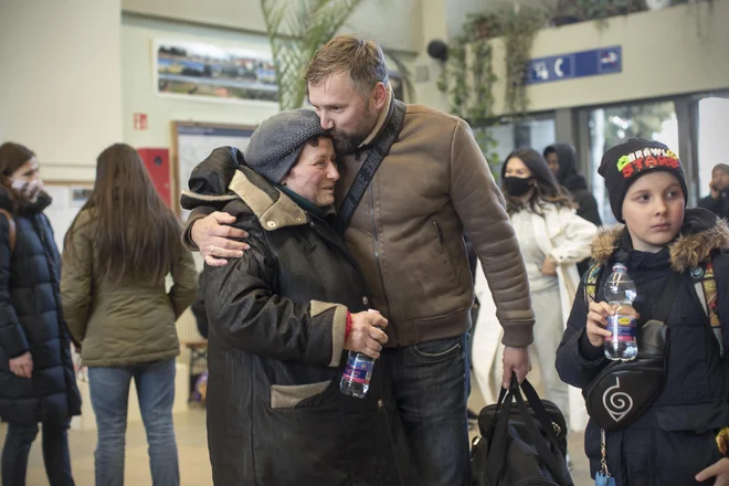 Kalvarija beguncev iz Ukrajine traja že dve leti in pol in ni videti, da bodo kmalu lahko odšli nazaj domov, zato je naša dolžnost, da jim pomagamo, da se čimbolj neboleče vključijo v našo družbo. FOTO: Jure Eržen/Delo