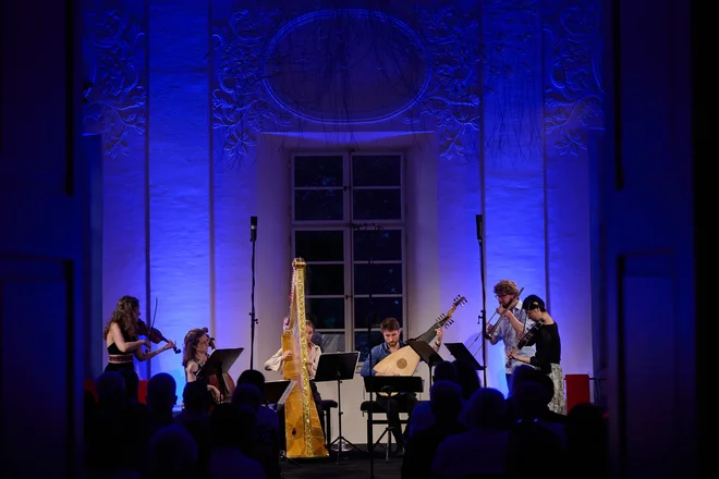 Na prvem festivalskem večeru je nastopila nizozemska zasedba Castello Consort, del katere je tudi za komorno glasbo neznačilna pozavna. FOTO: Jana Jocif