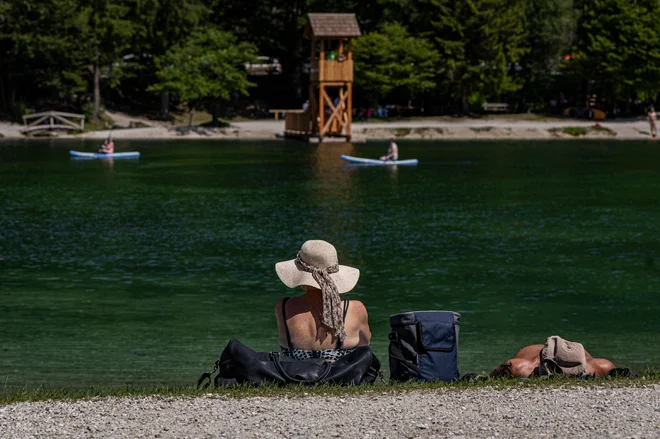 Za ohladitev je bolje poiskati kakšno jezero z bolj svežimi temperaturami. FOTO: Voranc Vogel/Delo