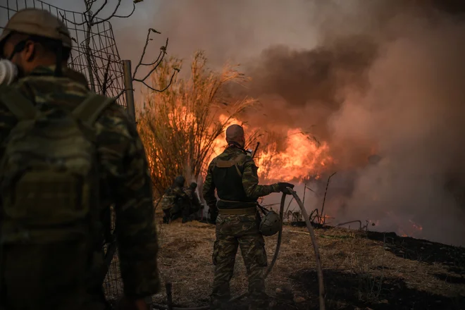 S plameni se spopada okoli 700 gasilcev. FOTO: Angelos Tzortzinis/AFP