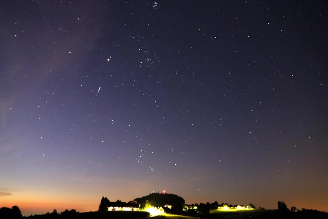Sinoči je bila frekvenca tudi 50 utrinkov na uro, kar pomeni, da je bilo vsakih nekaj minut mogoče opaziti utrinek na nebu. FOTO: Igor Žiberna