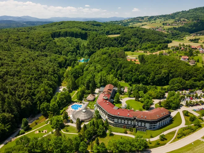 V Termah Šmarješke Toplice lahko sprostite v bazenih s termalno vodo in na strokovno vodenih wellness programih. FOTO: SSNZ