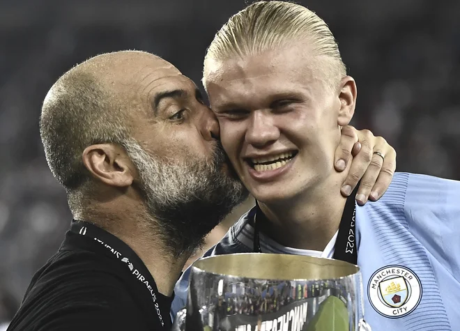 Pep Guardiola in Erling Haaland sta zmagovalni tandem. FOTO: Spyros Bakalis/AFP
