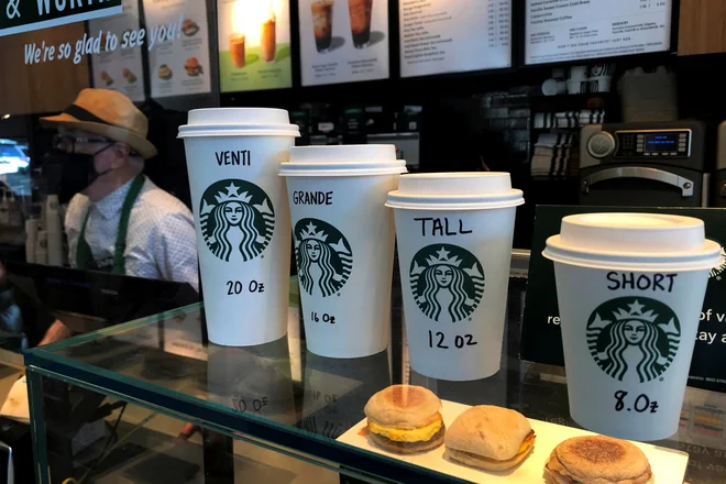 Starbucks želi s predčasno menjavo na mestu glavnega izvršnega direktorja najti nov odgovor na zmanjševanje prodaje.
FOTO: Carlo Allegri/Reuters