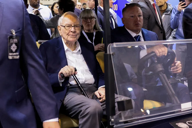 Ob borznih pretresih se vlagatelji vedno znova spominjo strategij Warrena Buffetta, ustanovitelja investicijske družbe Berkshire Hathaway. Buffet, ki bo konec avgusta dopolnih 94 let, se je maja osebno udeležil skupščine delničarjev svojega podjetja.
FOTO: Scott Morgan/Reuters
