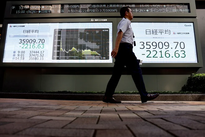 Tokratna borzna panika se je začela na Japonskem, po vsej verjetnosti pa jo je sprožilo algoritemsko trgovanje. FOTO: Issei Kato/Reuters