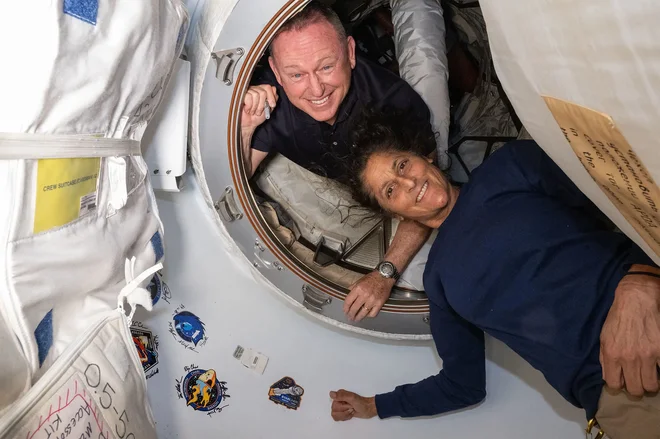 Oba izkušena astronavta skušata na ISS izkoristiti čas z delom in testiranji. FOTO: Handout Afp