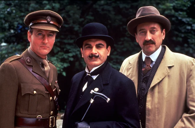 Poirot z zvestima pomočnikoma Arthurjem Hastingsom (Hugh Fraser, levo) in inšpektorjem Jappom (Philip Jackson) FOTO: Promocijsko gradivo