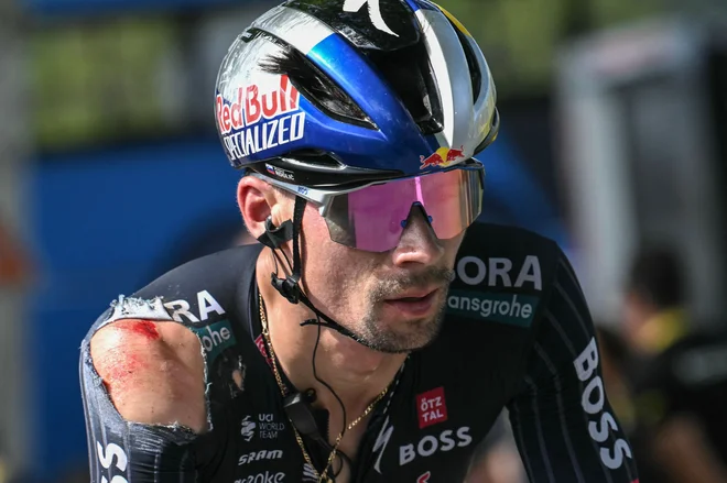 Primož Roglič si je pri padcu v 12. etapi Toura zlomil vretence. FOTO: Marco Bertorello/AFP