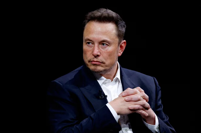 Elon Musk je od prevzema omrežja x, nekdanjega twitterja, v konfliktu z evropsko komisijo. FOTO: Gonzalo Fuentes/Reuters