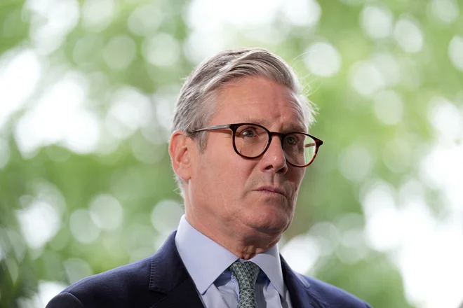 Islamofobija, protimigrantsko in protibegunsko razpoloženje niso nastali v političnem vakuumu in niso samo posledica povečanja migracij. Na fotografiji britanski premier Keir Starmer. FOTO: Joe Giddens/Reuters