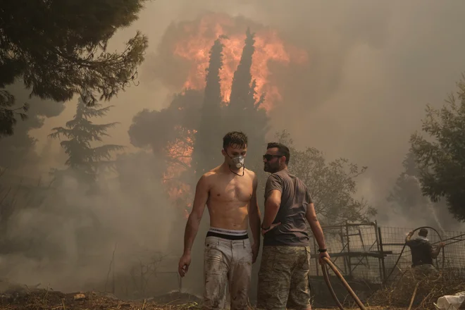 Požari v Grčiji, ki se širijo v predmestjih Aten, so zahtevali smrtno žrtev. Šlo naj bi za žensko, ki je umrla v trgovini v mestu Vrilisia, severno od glavnega mesta. 66 ljudi je potrebovalo zdravniško pomoč, več tisoč jih je evakuiranih. Foto: Elias Marcou/Reuters