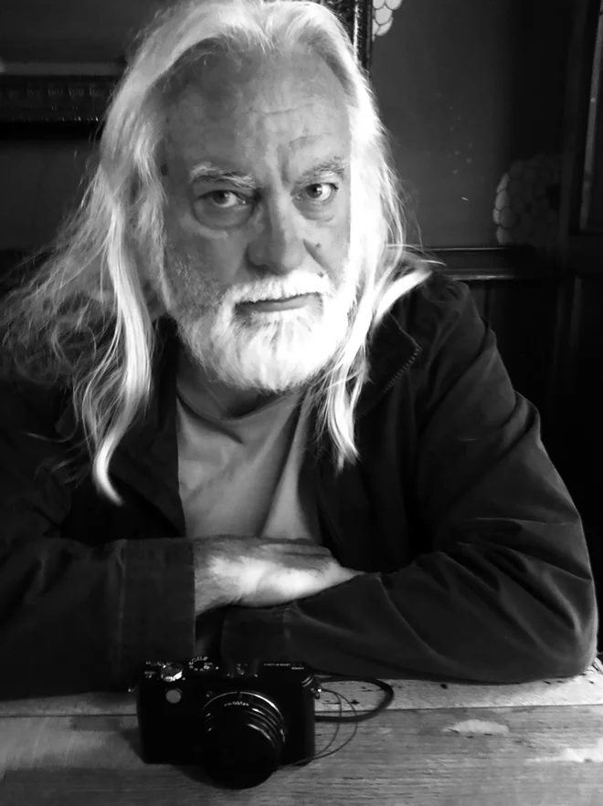 Rodil se je leta 1955 v Mariboru, leta 1980 diplomiral na oddelku za kamero Akademije za gledališko in filmsko umetnost Univerze v Zagrebu, od konca sedemdesetih let pa snemal kratke, dokumentarne, industrijske in reklamne filme. Foto osebni arhiv