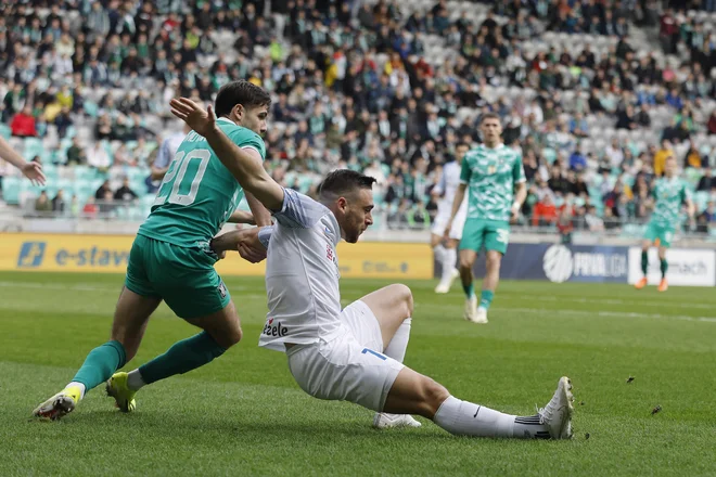 Ljubljansko-celjski dvoboj bo imel tudi vznemirljivega na igrišču, kjer bo zeleno-beli Nemanja Motika poskušal zasenčiti celjskega strelca Aljošo Matka. FOTO: Leon Vidic/Delo