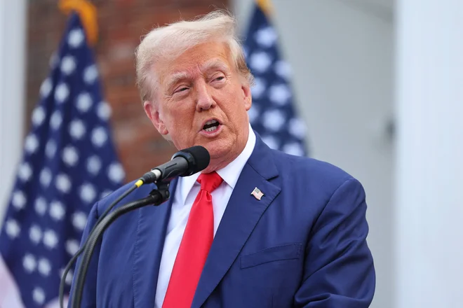Na nedavnem takšnem dogodku v Harrisburgu v Pensilvaniji je Trump izrazil obžalovanje zaradi lokacije v zaprtih prostorih in svojim privržencem zagotovil, da shodov na prostem nikakor ne bo opustil. FOTO: Afp
