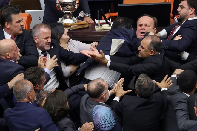 V pretepu sta bila poškodovana najmanj dva opozicijska poslanca. FOTO: Adem Altan/AFP