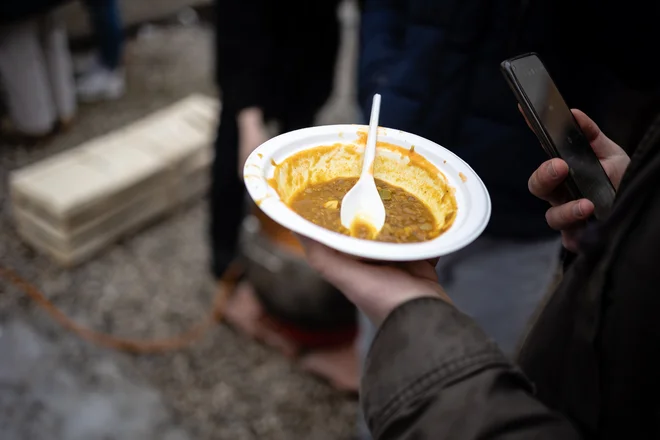 V samoorganizirani študnetski menzi kolegom delijo brezplačne tople obroke. FOTO: Črt Piksi