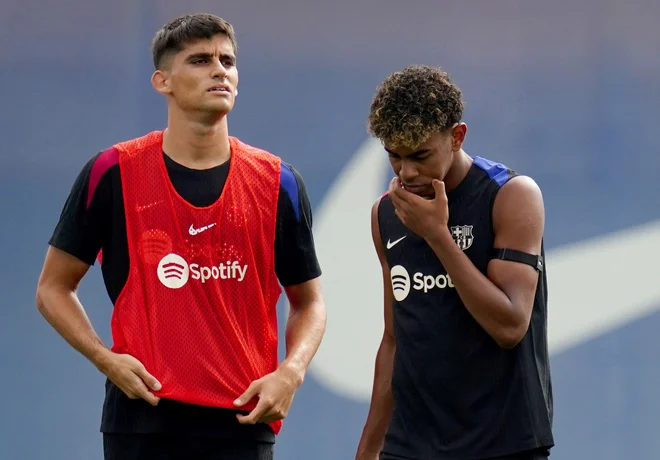 Lamine Yamal (desno) med treningom Barcelone pred tekmo z Valencio. FOTO: Manaure Quintero/AFP